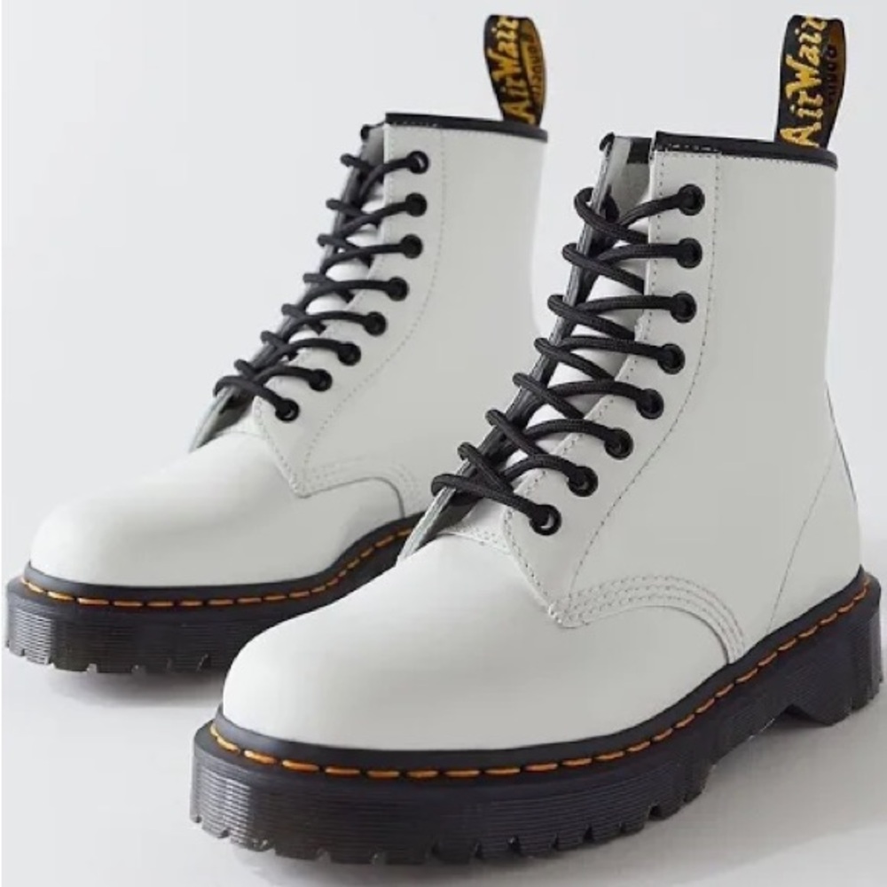NWT DR. MARTENS 1460 BEX SMOOTH LEATHER LACE UP BOOTS